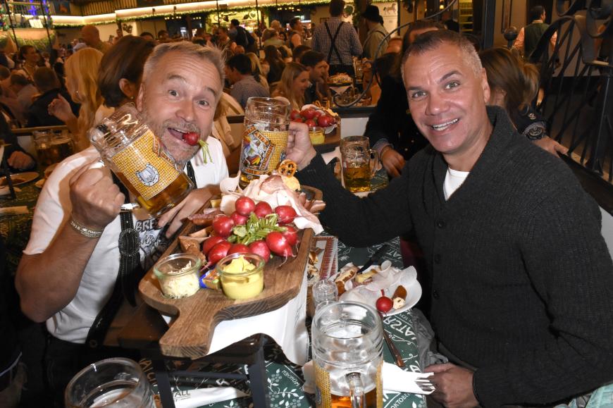 Schauspieler Thomas Darchinger und Musiker Dave Kaufmann lassen sich eine ordentliche Brotzeit schmecken - natürlich mit Bier.