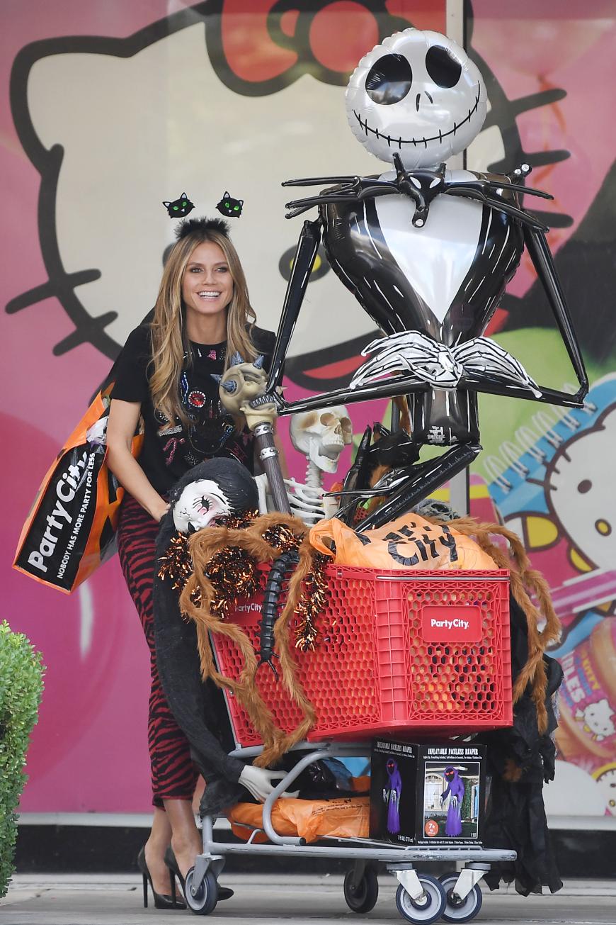 Die 45-Jährige deckte sich in Los Feliz komplett mit Halloween-Accessoires ein - samt gigantischer Tarantula und aufblasbarem Jack Skeleton in XXL.