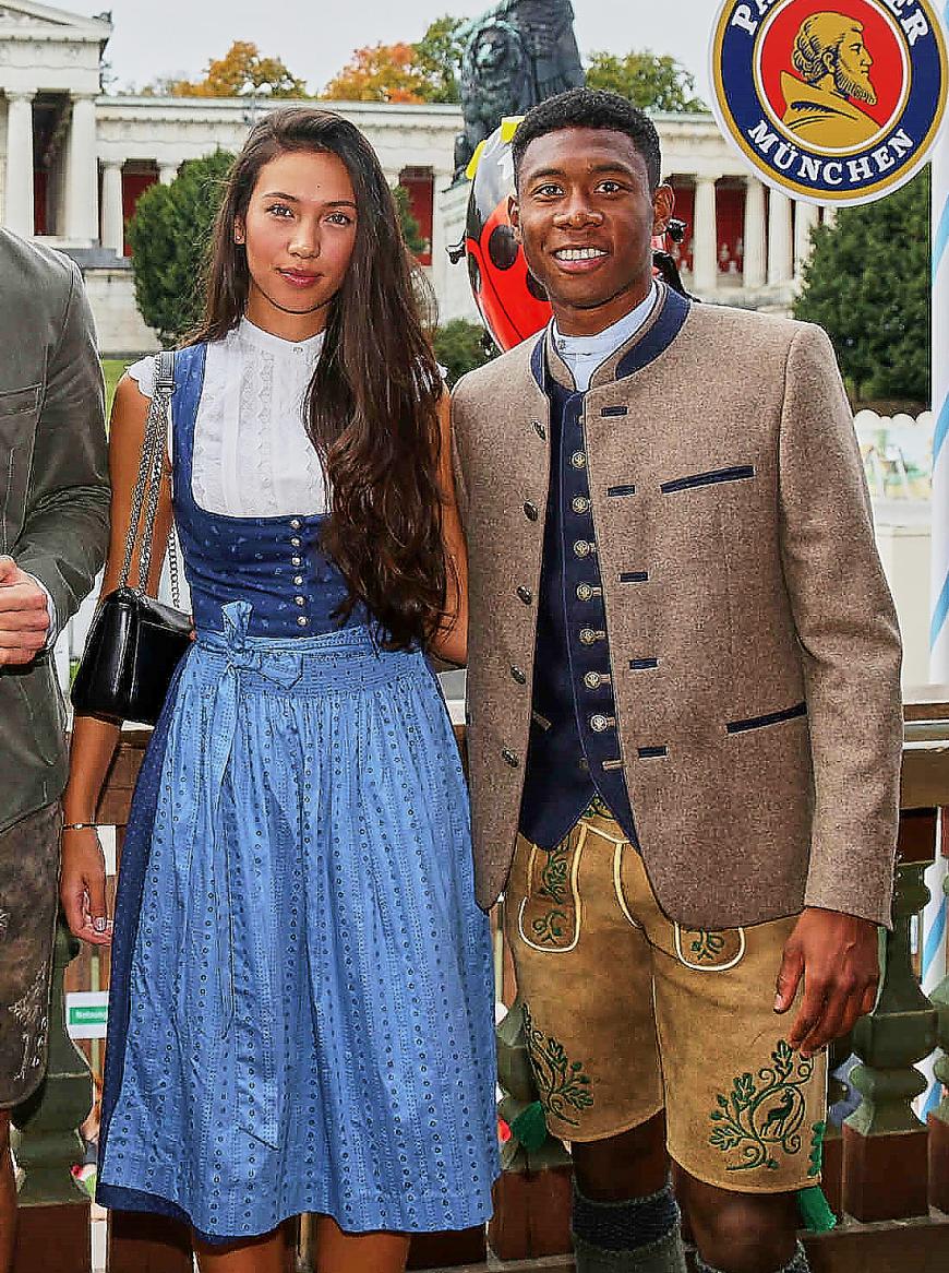 Und auch der Abwehrpieler hat seine hübsche Freundin Shalimar Heppner mit dabei. Ein hübsches Paar!