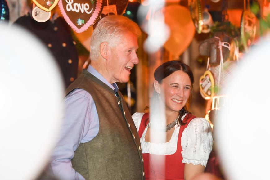 Der frühere Mr. President posiert brav für Fotos.