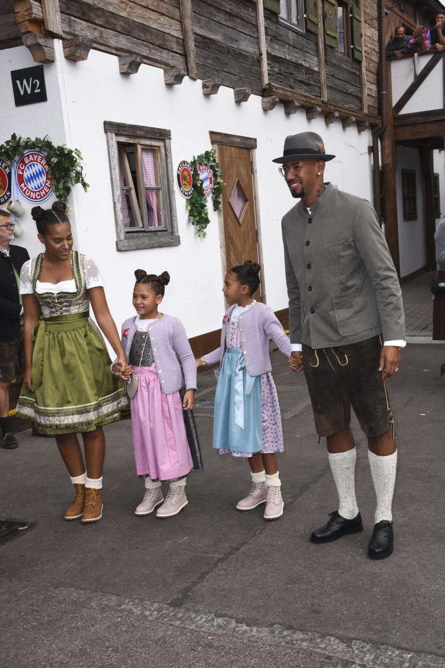 Händchenhaltend kommt Jérôme Boateng mit seinen zwei Töchtern und seiner Schwester Avelina zur Wiesn. Wie niedlich die drei mit ihren Zöpfen aussehen!