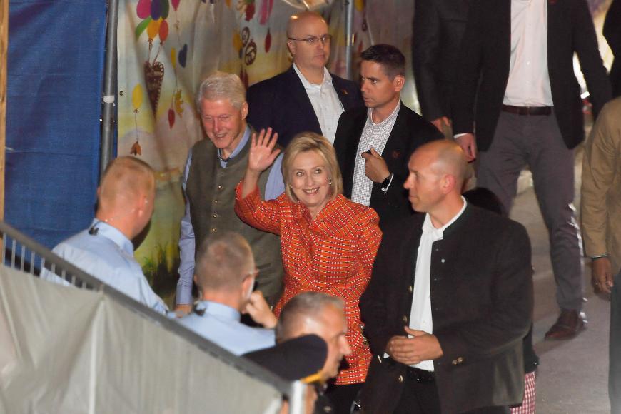 Hoher Besuch! Bill Clinton und seine Frau Hillary statten dem Oktoberfest einen Besuch ab. Während sich der ehemalige Präsident von Amerika in Tracht gekleidet hat, verzichtet die Ex-First-Lady auf ein Dirndl.