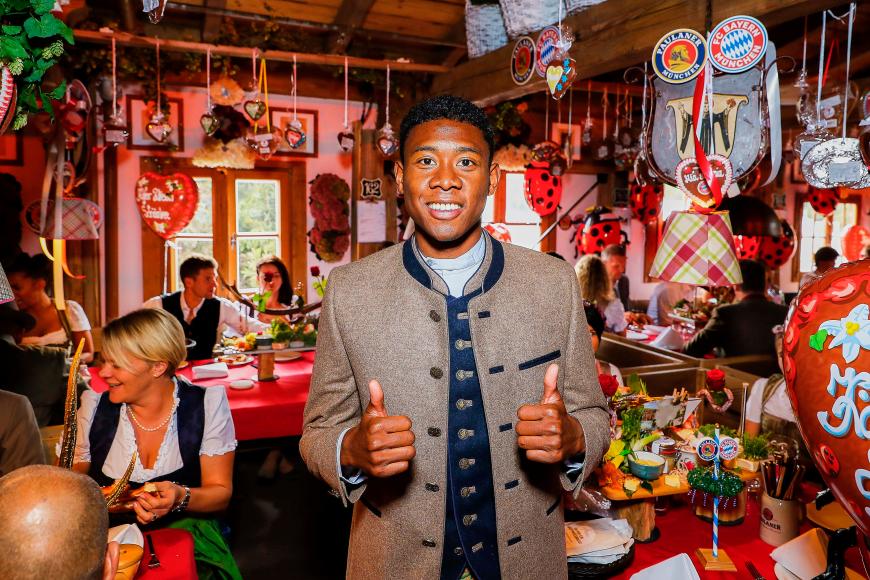 Ihm scheint der Wiesn-Gaudi zu gefallen: Von Abwehrspieler David Alaba gibt's einen doppelten Daumen hoch!
