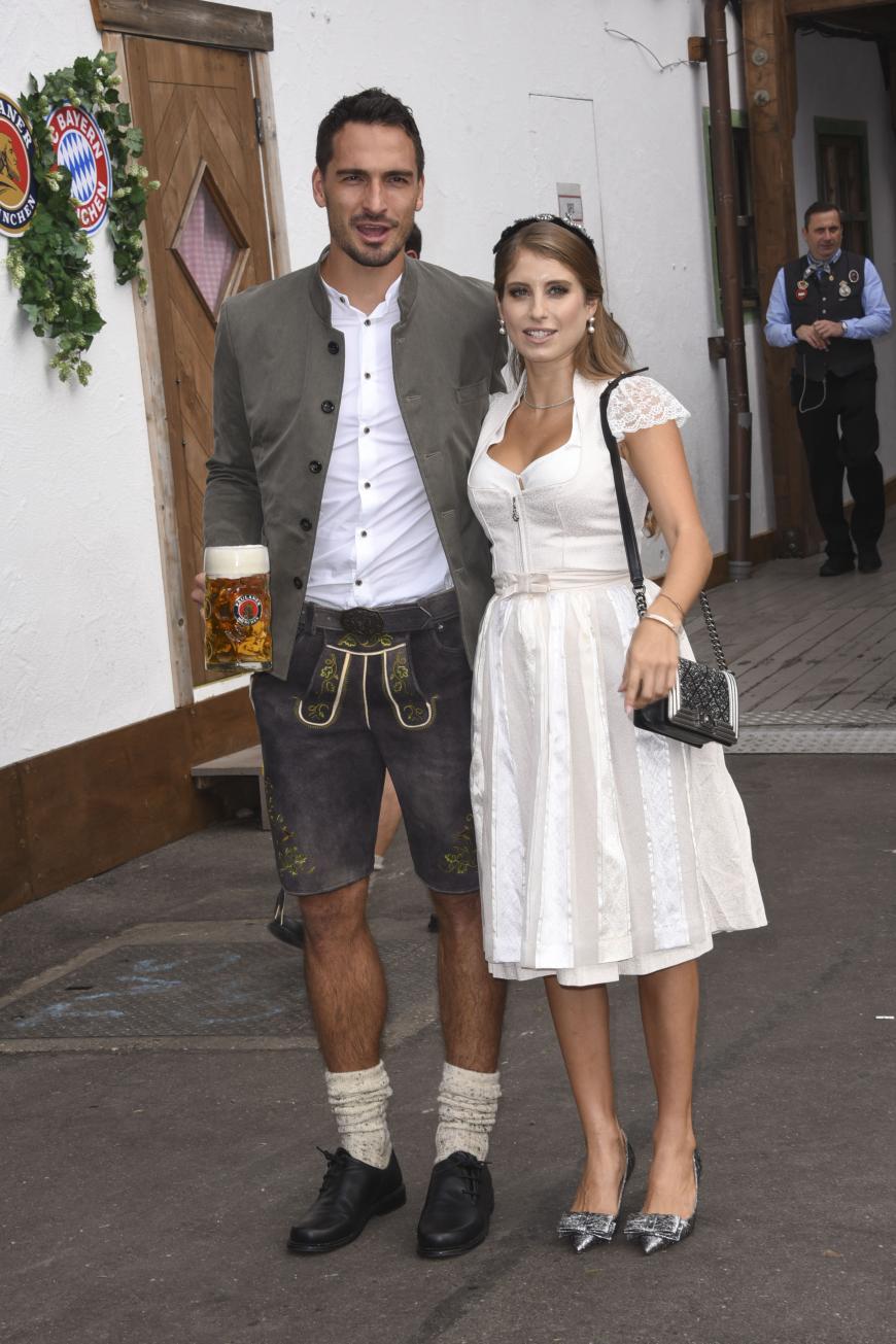 Fußballer-Auflauf auf der Wiesn! Mats Hummels und seine Frau Cathy besuchen gemeinsam den FC Bayern Stammtisch auf dem Oktoberfest - wie auch einige andere Spieler des Vereins.