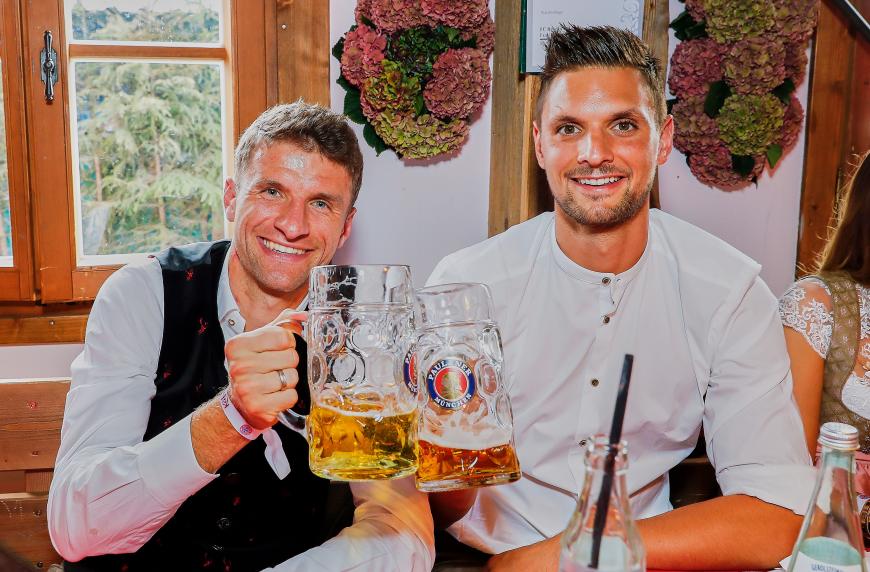 Gut gelaunt heben Thomas Müller und Torwart Sven Ulreich die Maß.