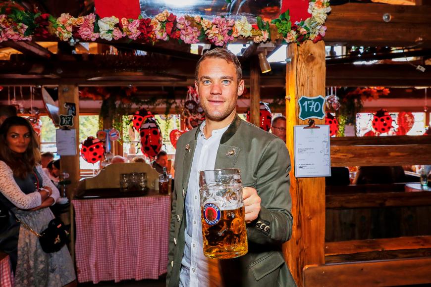 Proooost! Nationaltorhüter Manuel Neuer lässt sich das Bier schmecken.