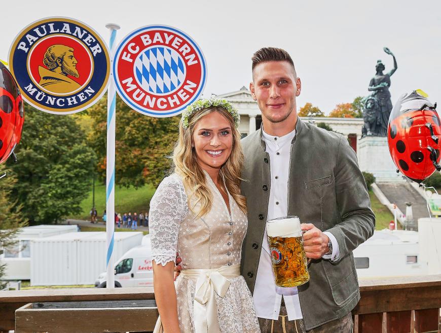 Auch Niklas Süle kommt nicht allein: Seine Freundin Melissa Halter strahlt in einem hübschen Dirndl um die Wette.