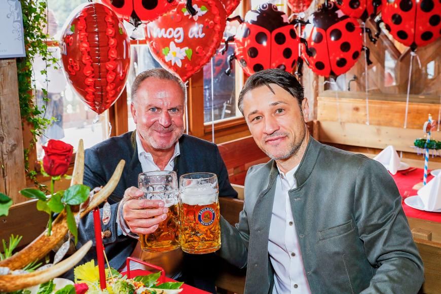 Ein Prosit auf den Verein! Vorstandsvorsitzender Karl-Heinz Rummenigge und Trainer Niko Kovac stoßen auf die Bayern an.