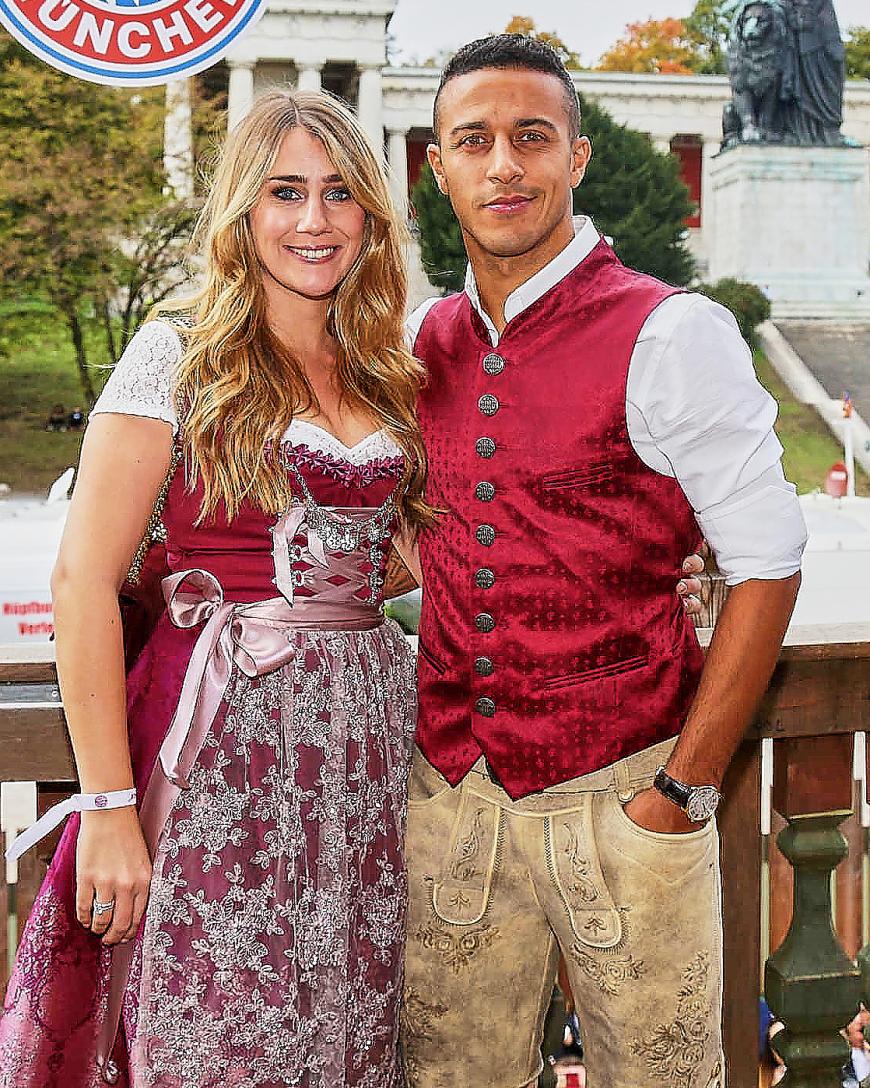 Noch eine hübsche Spielerfrau: Julia Vigas begleitet ihren Mann Thiago Alcantara zum Bayern-Stammtisch auf dem Oktoberfest.