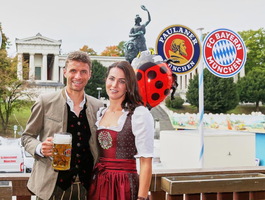 Natürlich darf auch Fußball-Star Thomas Müller nicht fehlen! Er kommt in Begleitung seiner Frau Lisa.