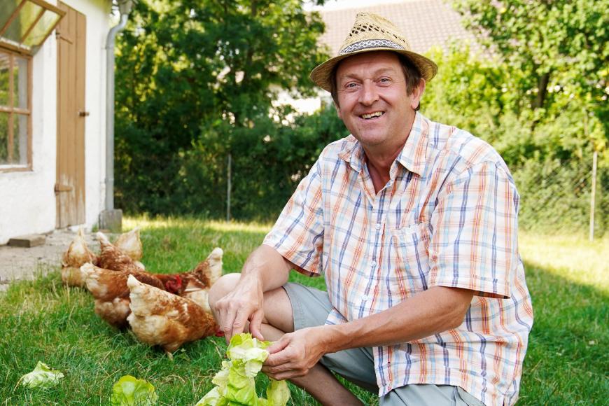Bernhard, 53, aus Schwaben: Er sucht eine Partnerin mit Humor
Matthias‘ Onkel Bernhard kümmert sich auf dem Hof um seine Schweine, Schafe und Hühner. Der Junggeselle lebt zwar alleine, doch seine Mutter kocht immer noch täglich für ihn. Wenn er sich nicht um seine Tiere kümmert, betreibt Bernhard Kampfsport und liebt es, Rock‘n‘Roll zu tanzen. Dafür fehlt ihm leider noch die richtige Tanzpartnerin. Der dynamische Schwabe sucht eine selbstbewusste, aktive Frau, die genau wie er humorvoll ist und auch mal mit ihm feiern geht.