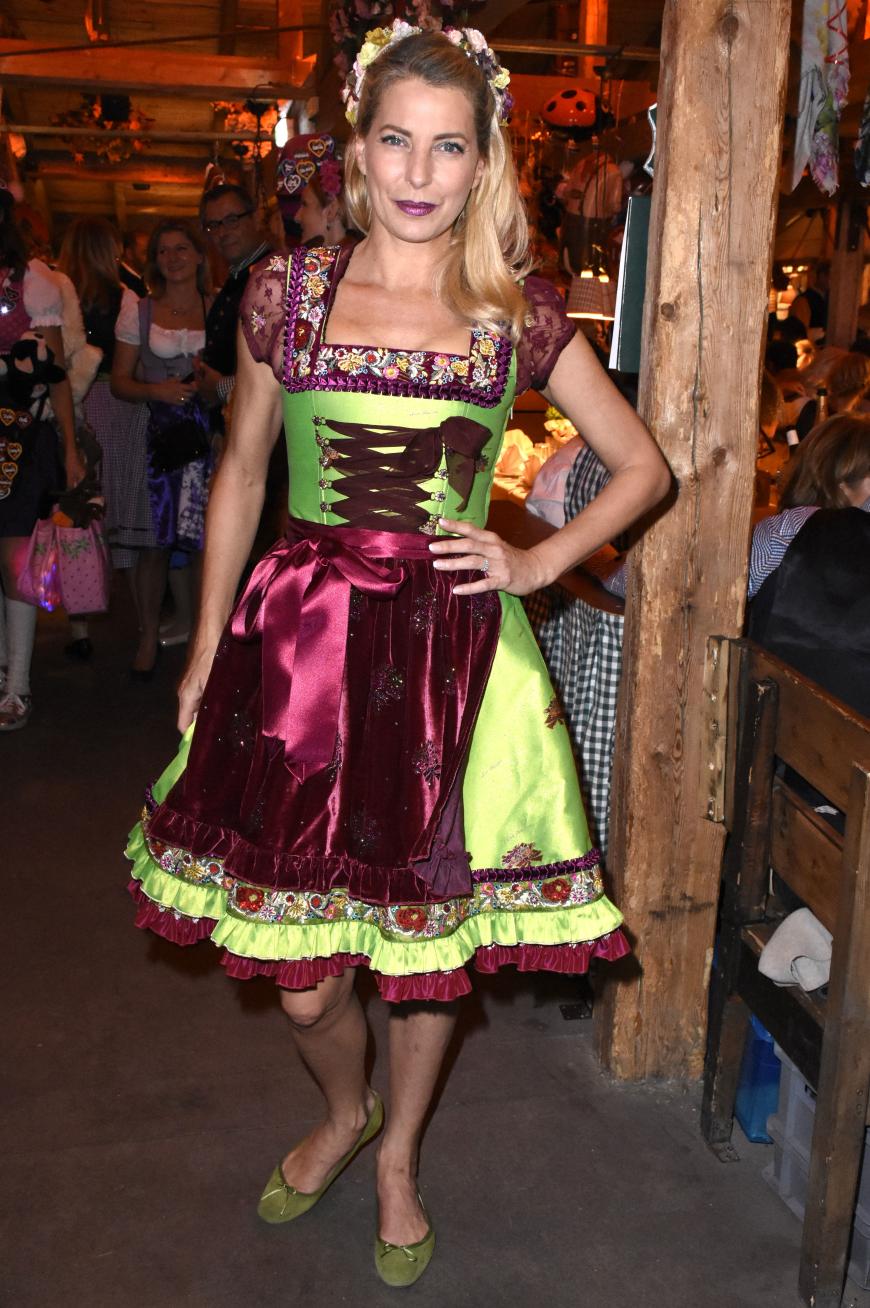 Giulia Siegel stattet dem Oktoberfest mehr als nur einmal einen Besuch ab - hier in in einer eher bunten Dirndl-Variante mit passendem Blumenkranz im Haar.