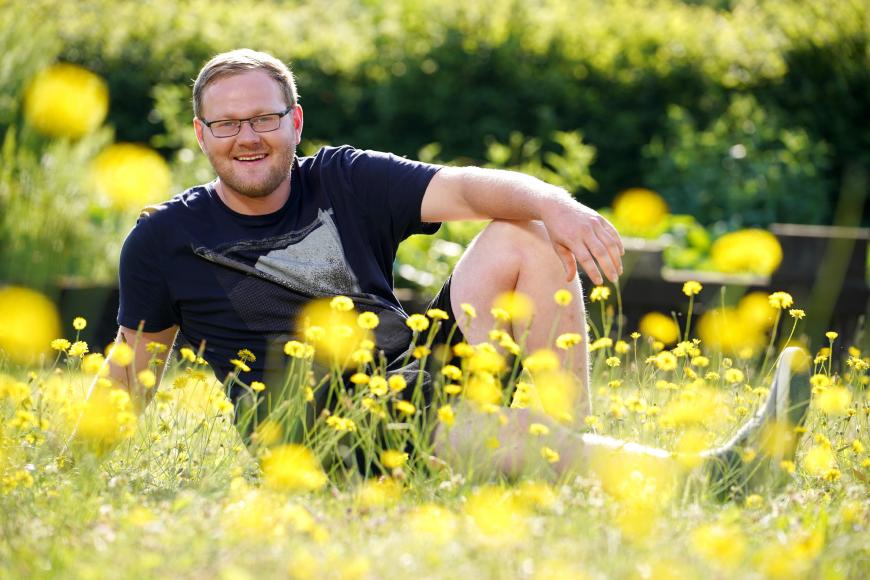 Matthias, 23, aus Schwaben: Er hatte noch nie eine Freundin
Der Jungbauer wohnt mit seiner gesamten Familie auf dem Hof im Lech Tal. Dazu gehört auch sein Onkel Bernhard, der ebenfalls in diesem Jahr bei „Bauer sucht Frau“ eine Partnerin finden möchte. Platz gibt es bei den Schwaben genug: Der Milchviehbetrieb der Familie umfasst 19 Hektar Grünland, 41 Hektar Ackerland und 2 Hektar Wald. Nur die richtige Frau fehlt dem Kuhwirt noch zu seinem Glück. Bisher hatte Matthias noch keine feste Beziehung, doch nun findet er: „Es ist endlich an der Zeit.“ Das Wichtigste für ihn: Seine zukünftige Partnerin soll keine Vorurteile haben, sondern sich in aller Ruhe das Bauernleben anschauen.
