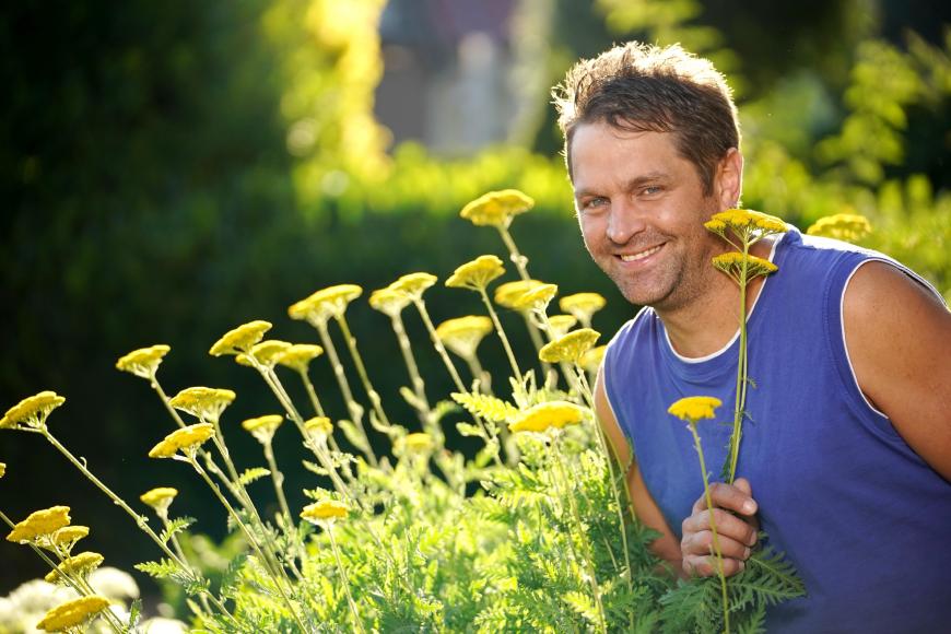 Stephan, 40, aus Schwaben: „Liebe geht durch den Magen“
Vollblut-Bauer Stephan bewirtschaftet gemeinsam mit seinen Eltern 95 Hektar Land. Seit Generationen ist der Hof in Familienbesitz, es gibt sogar eine Hofkapelle auf dem traditionsreichen Anwesen. In dieser möchte der Schwabe seiner zukünftigen Frau das Ja-Wort geben. Deshalb sucht er nach einer schlagfertigen Partnerin, die mit ihm den Betrieb weiterführen möchte. Rundum glücklich wäre der Bauer, wenn seine Zukünftige gut kochen könnte, denn „Liebe geht bekanntlich durch den Magen.“
