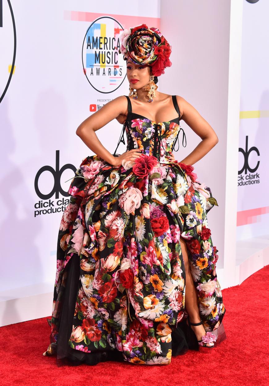 Mit diesem Blumen-Highlight stiehlt Cardi B allen die Show. Aber ob das Mega-Dress wohl so bequem ist?