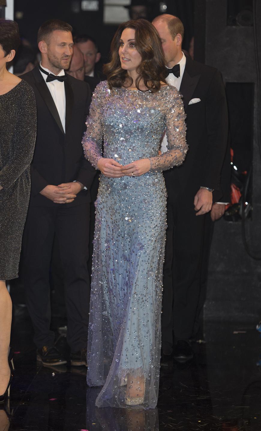 Anlässlich der Royal Variety Performance trat Kate in einem glitzernden Kleid von Jenny Packham auf und sah dabei aus wie eine echte Märchenprinzessin.