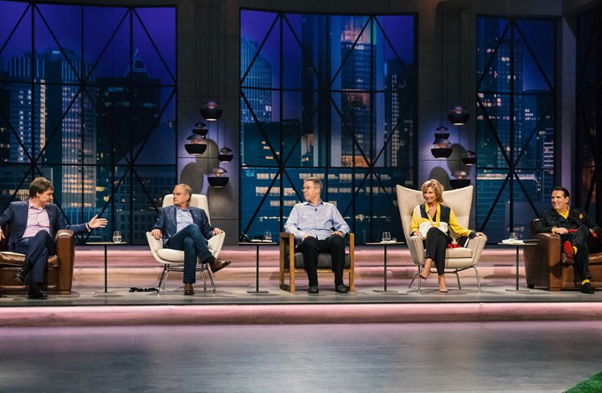 An seinen Kollegen (v.l.) Carsten Maschmeyer, Georg Kofler, Frank Thelen und Dagmar Wöhrl zieht er mit Leichtigkeit vorbei. Mit OKmag.de hat er über seinen Deal-Hype gesprochen.