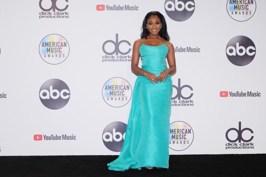 Mit diesem Dress könnte Normani Kordei Hamilton auch als Disney-Prinzessin durchgehen. Mit knalligem Türkis sorgt sie für ein Blitzlichtgewitter bei den Fotografen. Bekannt wurde sie als Mitglied von