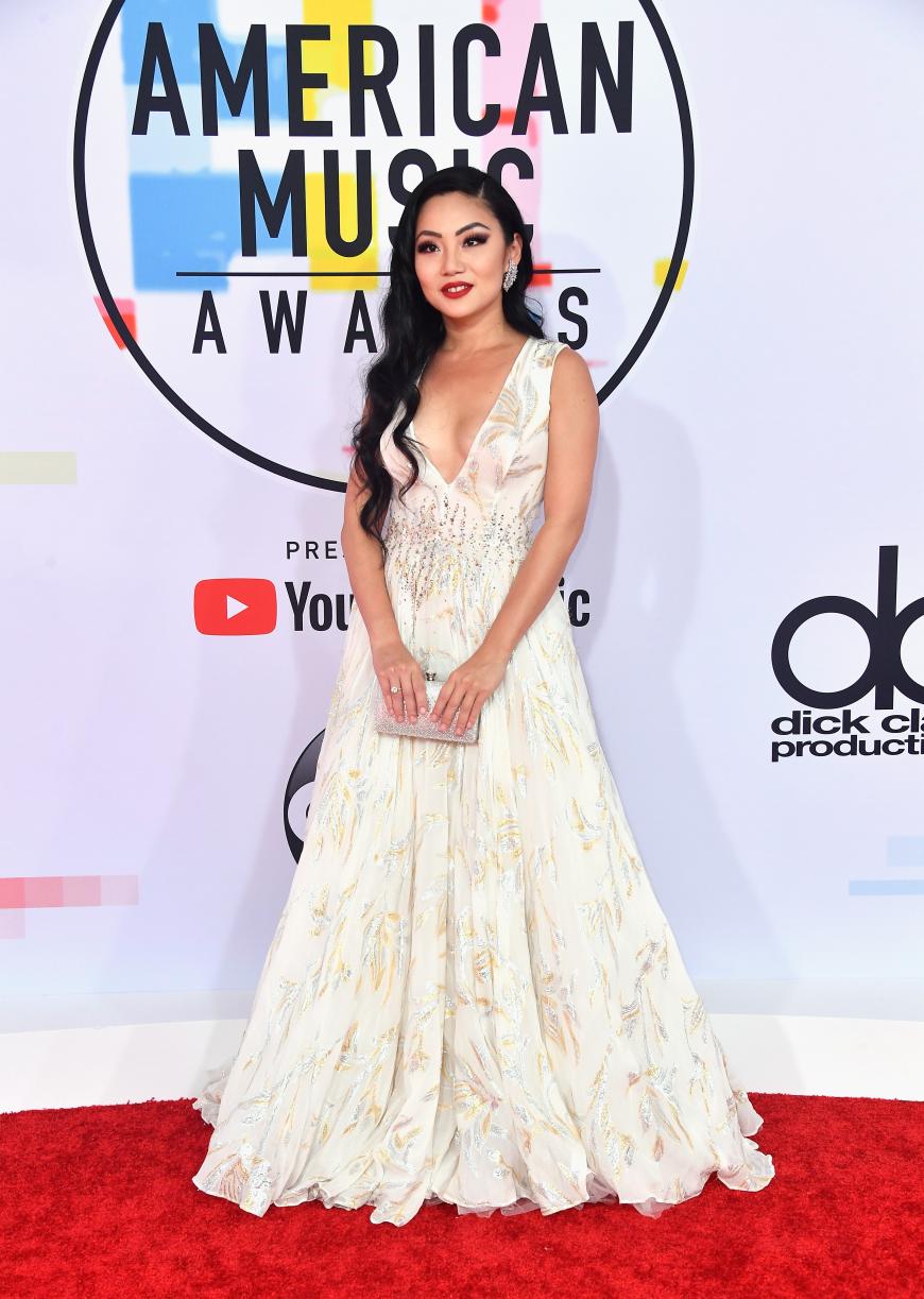 Auf dem Weg zum Traualtar, liebe Tina Guo? Die Cellistin sah in ihrem weißen Funkel-Kleid echt toll aus.