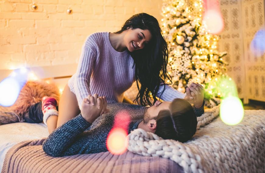 Der Adventskalender von Amorelie sorgt auch in diesem Jahr wieder für einen heißen Advent. Wir verraten dir, was dich erwartet. 