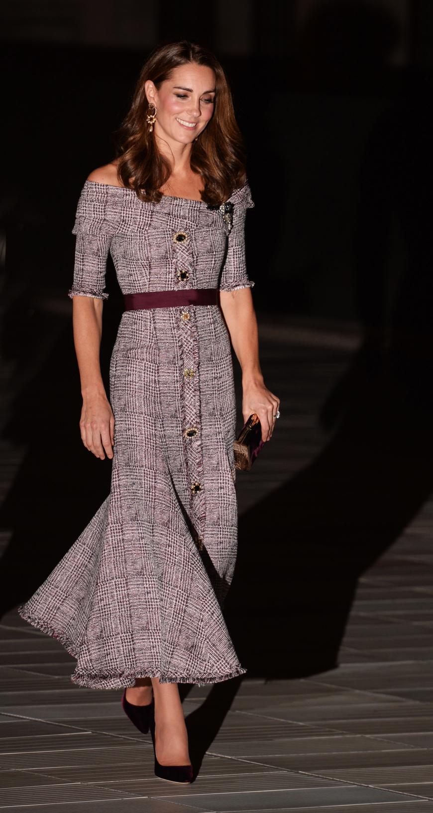 Wow! Was für ein Auftritt! Bei der Eröffnung einer Fotogalerie erschien Herzogin Kate in einem karierten Designerkleid. Besonders auffällig: ihre XXS-Taille. Nicht einmal sechs Monate nach der Geburt von Prinz Louis ist Kate wieder superschlank. Wie macht sie das nur?