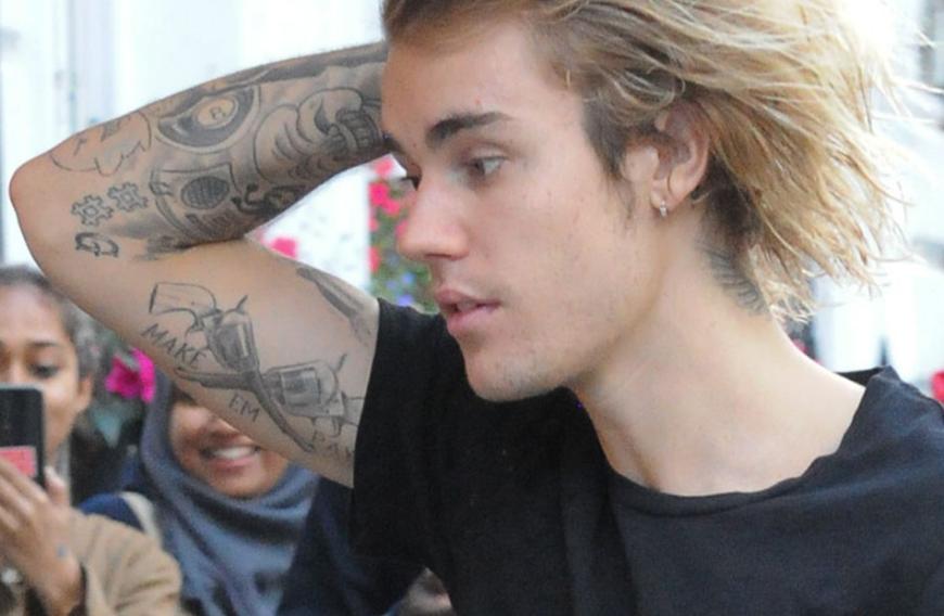 Justin Bieber soll kurz nach der traurigen Nachricht direkt in eine Kirche geflüchtet sein.