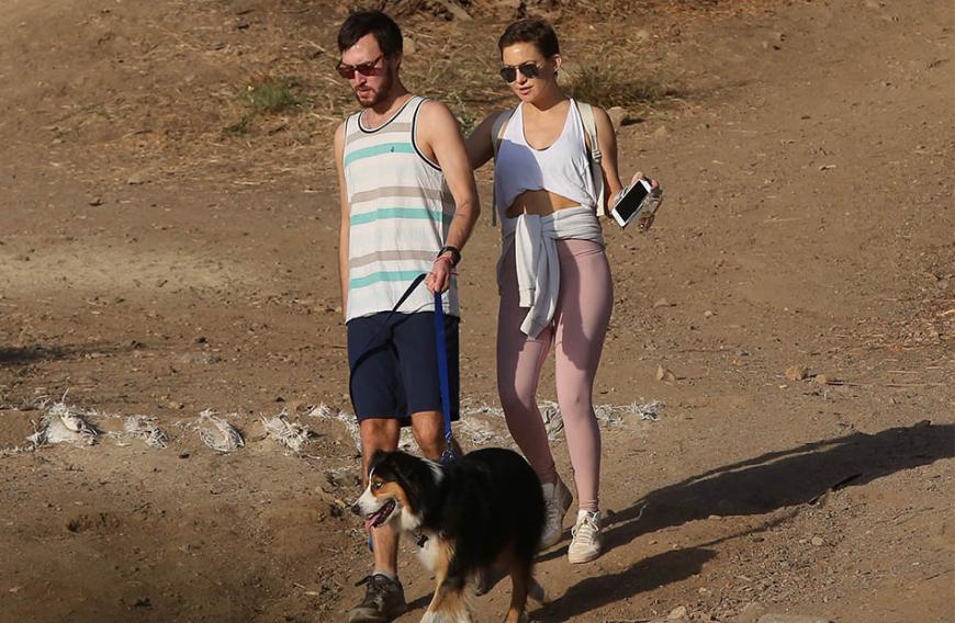 Das Paar soll sich in einer romantischen Zeremonie am Strand das Ja-Wort gegeben haben. Ob Hund Cody auch dabei war?