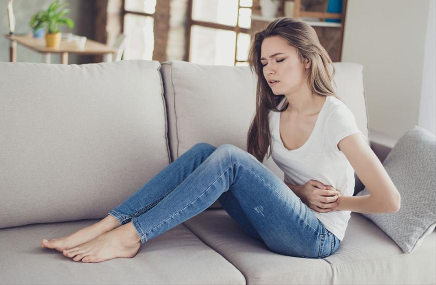 Einmal im Monat leiden viele Frauen unter Regelschmerzen - manchmal können schon kleine Tricks helfen. 