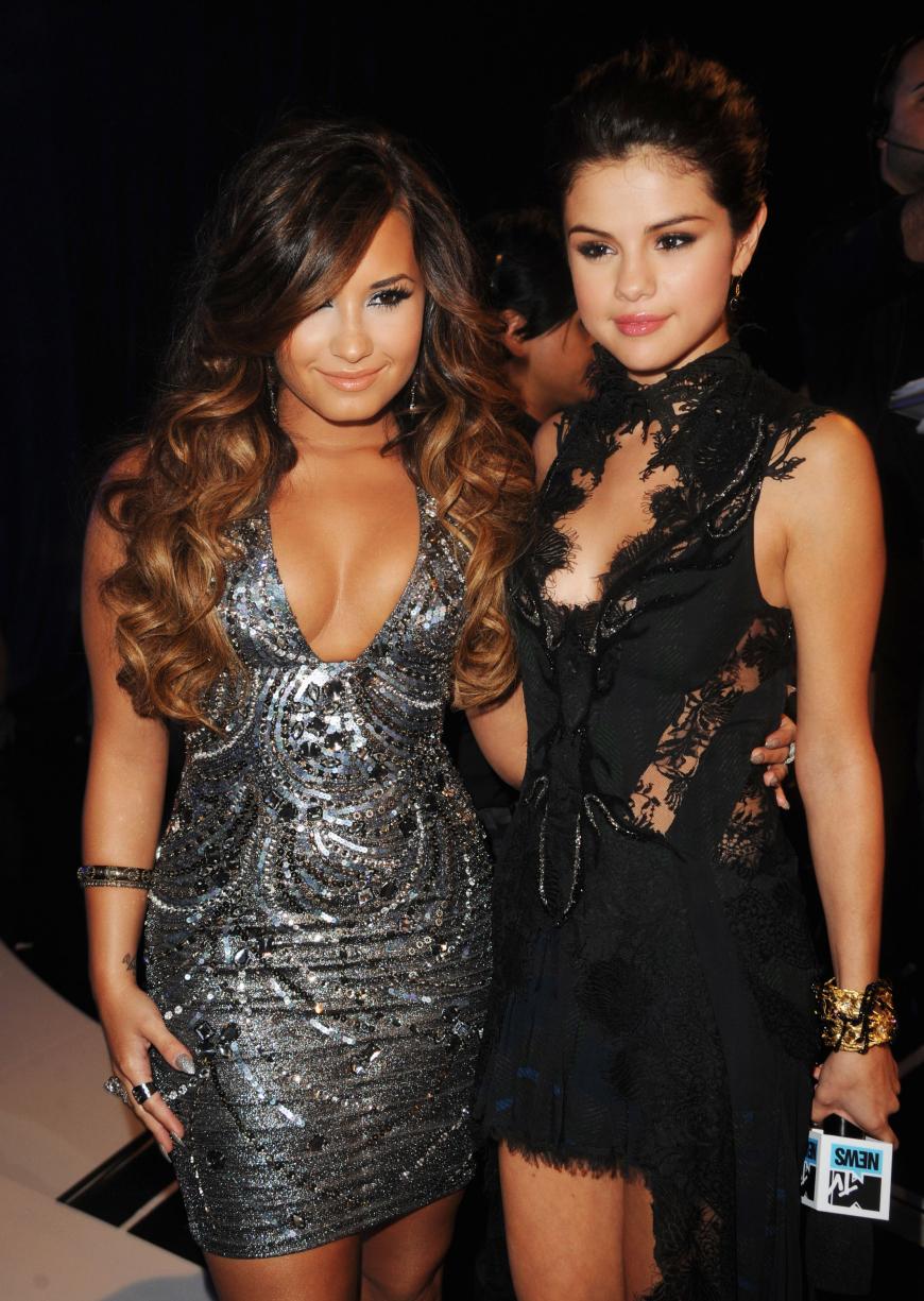 Als Freundin mitanzusehen, wie jemand einen Nervenzusammenbruch erleidet, ist hart. Demi Lovato musste diese Erfahrung nun mit Freundin Selena Gomez machen.