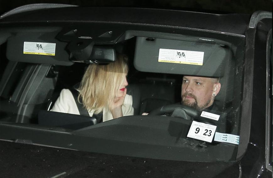 Benji Madden bringt seine angetrunkene Freundin frühzeitig nach Hause. Sein Blick spricht Bände: Er hat genug von Camerons Besäufnis und will nur noch nach Hause!
