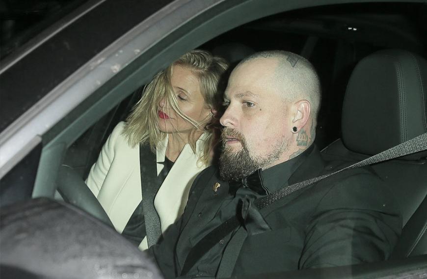 Alles dreht sich! Die Blondine ist total hinüber, ihr Mann extrem genervt. Dass sie womöglich seinetwegen zur Flasche greift, kommt ihm nicht in den Sinn.