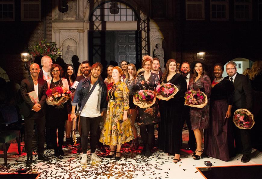 Finaaaaale: Die Finalisten und die Fachjury, sowie Moderatorin Enie van de Meiklokjes und Singer-Songwriter Max Giesinger feierten ein gelungenes Event