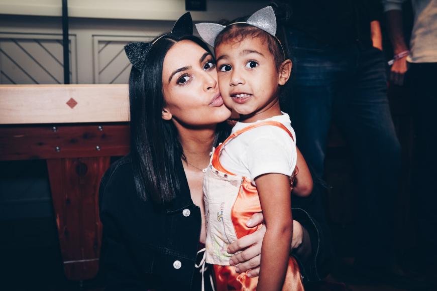 Kim Kardashian ist dreifache Mutter. Ihre Tochter North West ist ihr ältestes Kind.