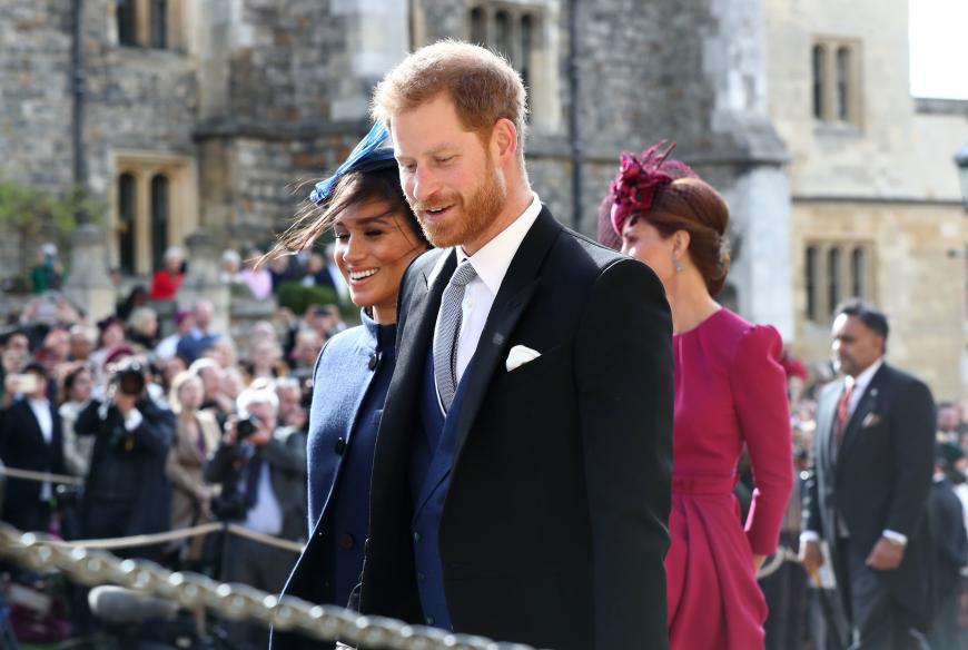 Am Hochzeitstag von Prinzessin Eugenie plauderten Herzogin Meghan und Prinz Harry noch nicht aus, dass sie Eltern werden. Klar, Prinzessin Eugenie stand im Mittelpunkt. Wenig später hat der Palast dann die Baby-Bombe bei Twitter platzen lassen: