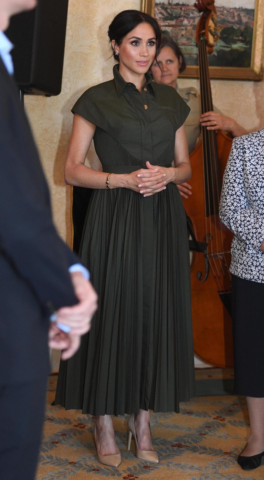 Sie kann einfach alles tragen! Herzogin Meghan überzeugte in Sydney in diesem khakifarbenen Dress. Sanft hielt sie dabei ihre Hände auf ihren kleinen Babybauch, nur wenige Stunden zuvor wurde ihre Schwangerschaft offiziell verkündet.