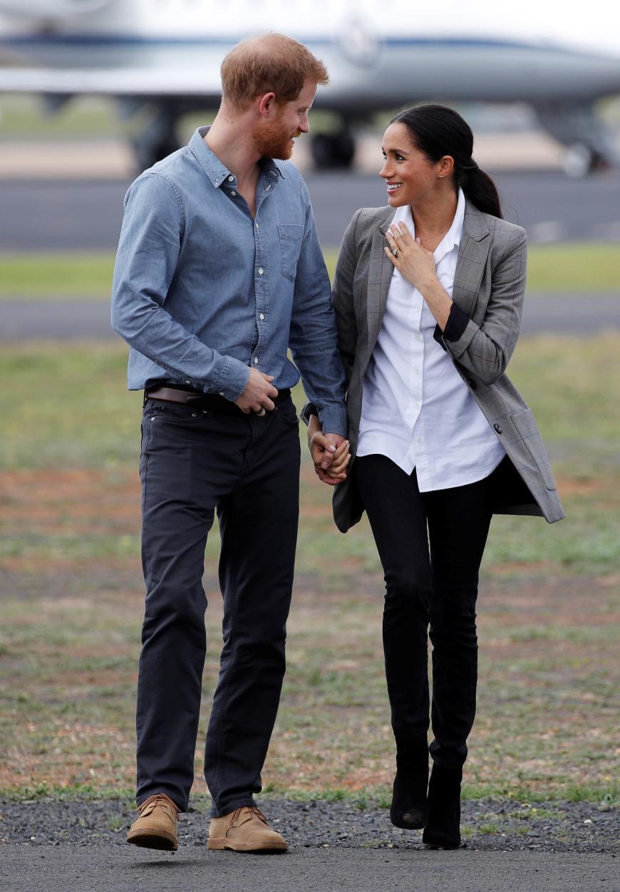 In Dubbo, New South Wales, angekommen, überraschte die Herzogin in einem ziemlich lässigen Look. In einer schwarzen Jeans, weißen Bluse, einem grauen Blazer und stylischen Stiefelleten reiste sie in die australische Stadt. Prinz Harry trug eine dunkle Jeans und dazu ein Jeans-Hemd - so sieht man die werdenden Eltern eher selten. Den Babybauch versteckte Meghan gekonnt unter ihrer lockeren Bluse.