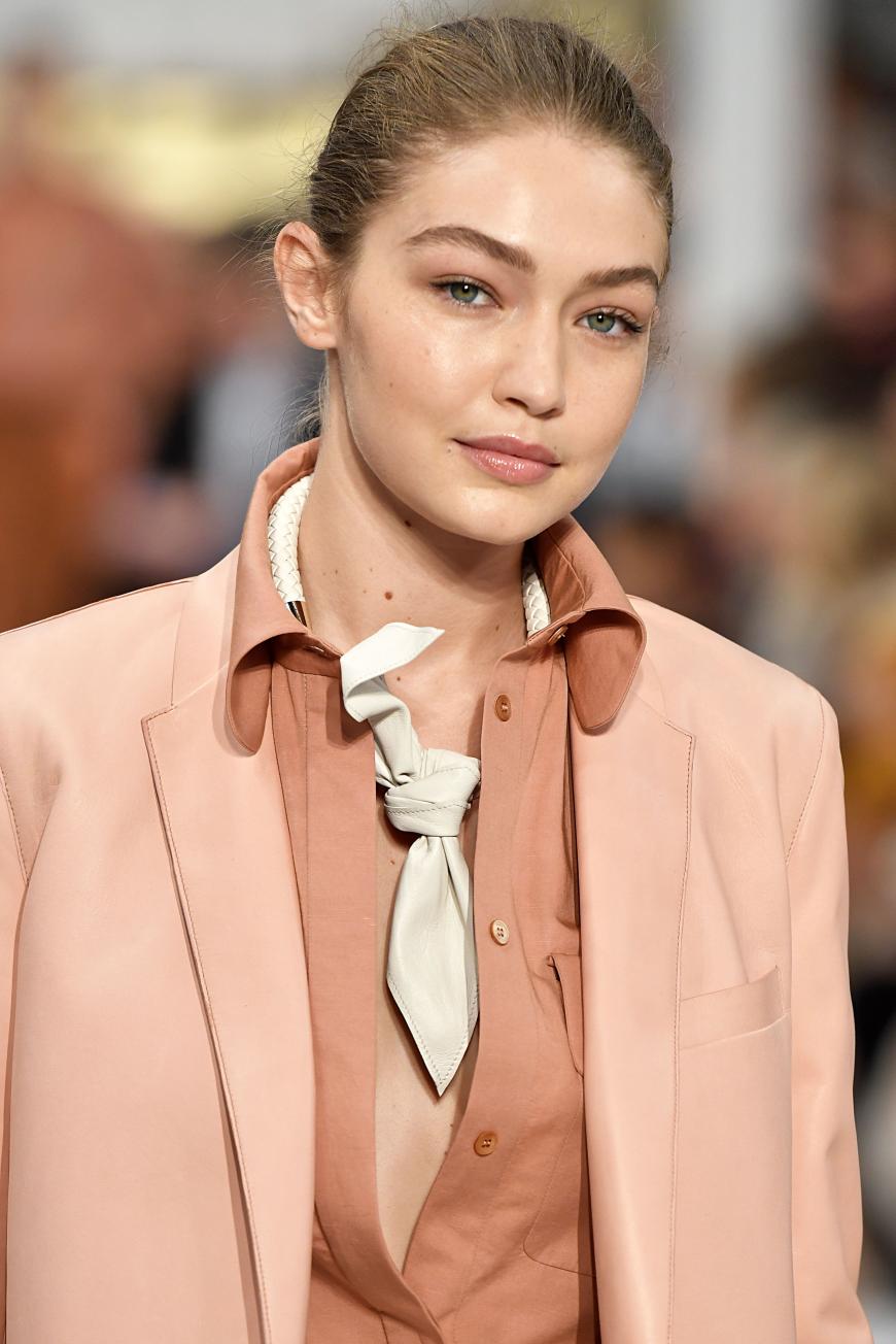 Die 1,79 Meter große Laufsteg-Schönheit wird von vielen für ihr Aussehen beneidet. Gigi Hadid selbst sieht ihren Körper kritisch.