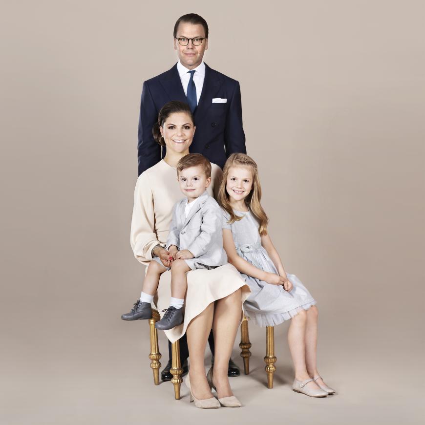 Die schwedischen Royals beglücken uns mit einem neuen Familienporträt. Und sofort fällt auf: Prinzessin Estelle und ihr Bruder Prinz Oscar sind ganz schön groß geworden! In einem schicken silberfarbenen Kleidchen grinst Fotoprofi Estelle in die Kamera, während sich ihrem Geschwisterchen nur schwer ein Lächeln entlocken lässt. Die Kids sind sooo süß, dass sie ihren Eltern, Kronprinzessin Victoria und ihrem Mann Prinz Daniel, glatt die Show stehlen. Hach, wie niedlich!