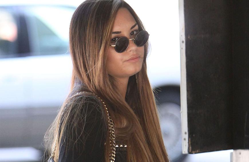 Im Juli starb der Ex-Disney-Star fast an einer Überdosis und ist seitdem in einer Entzugsklinik. Bereits 2010 ließ sich Demi in eine Fachklinik für Suchterkrankungen einweisen. Mit ihrem ewigen Kampf gegen die Sucht geht die Sängerin offen um und verarbeitet ihre Emotionen in Songs wie