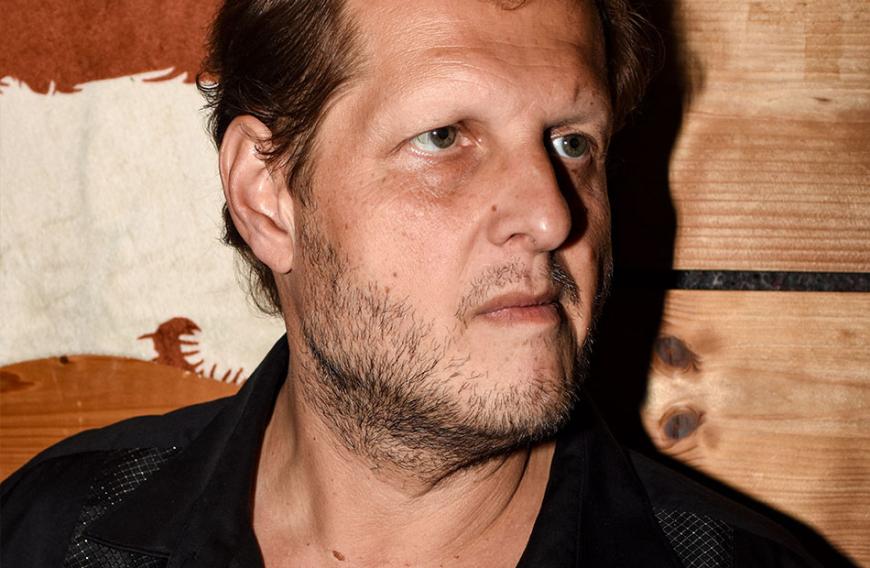 Die Augen auf Halbmast, der Blick leer ... Jens ist anzusehen, dass es ihm nicht gut geht. Die Fans sind in Sorge ...