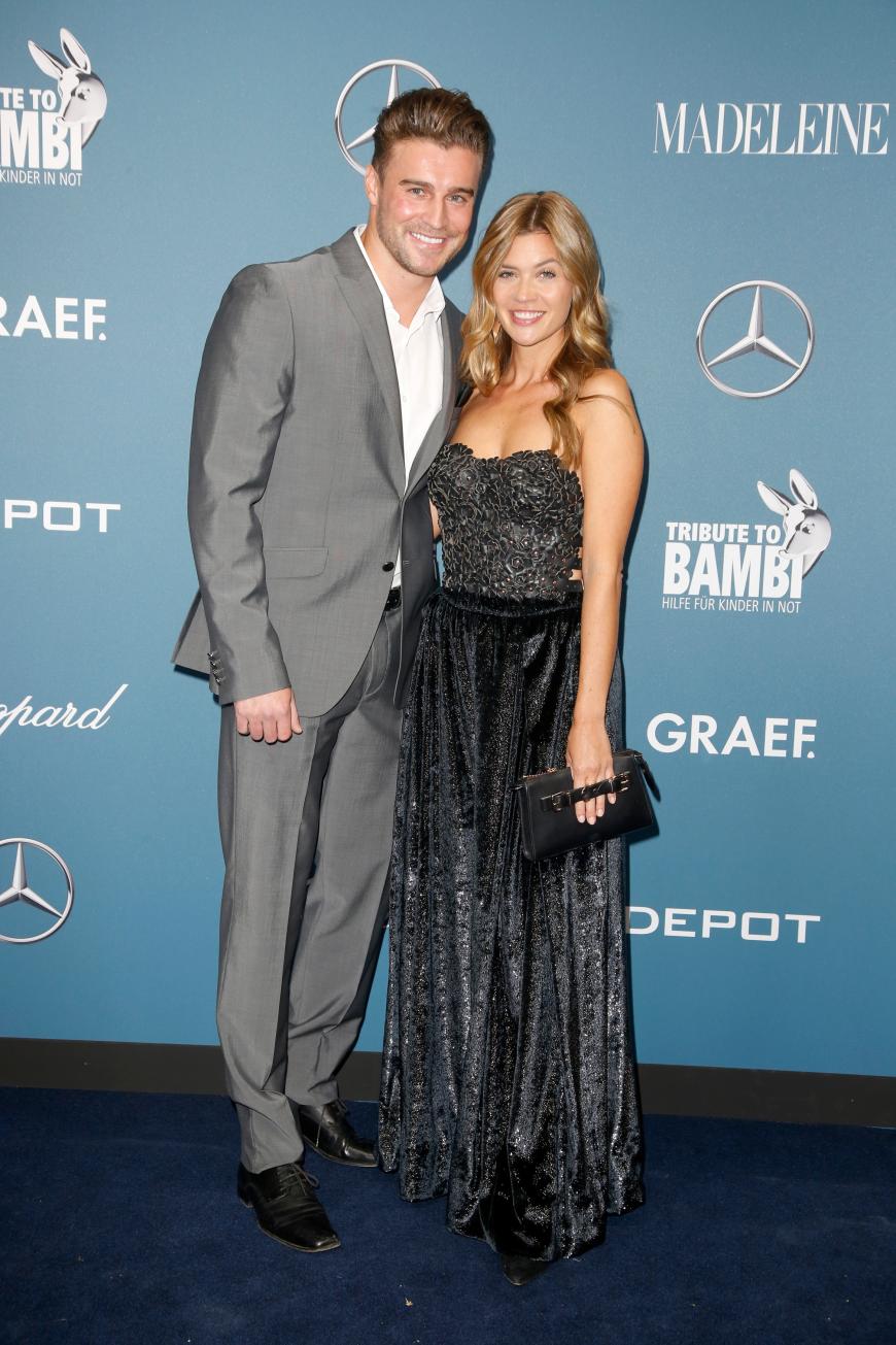Bachelorette Nadine Klein und ihr Liebster Alexander Hindersmann besuchten gemeinsam die „Tribute To Bambi“-Gala in Berlin und sorgten mit ihrem Auftritt für ein enormes Blitzlichtgewitter.