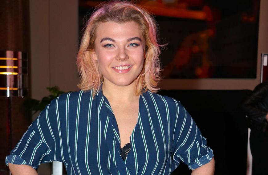 Da die „The Voice“-Gewinnerin nicht nur Sängerin, sondern auch Schauspielerin ist, musste sie ihre für 2015 geplante Tour wegen Dreharbeiten absagen. Der Öffentlichkeit teilte die Blondine eine Warnung vor Castingformaten mit, da sie ihrer Meinung nach psychisch krank machen würden. Der plötzliche Hype und der anschließende tiefe Fall seien für die Sängerin damals schwer zu verkraften gewesen.