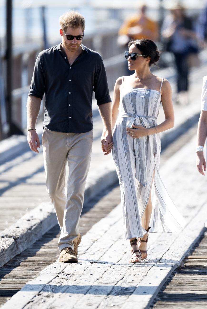 Hand in Hand durchs Land! Prinz Harry und Herzogin Meghan ließen auf Fraser Island, im Bundesstaat Queensland, nicht die Finger voneinander. Ihre zweite Hand legte sie sanft auf ihren Babybauch. In einem Jumpsuit mit Streifen und riesigem Beinschlitz überraschte die werdende Mama alle. Na, was wohl Queen Elizabeth II. von so viel nackter Haut hält?