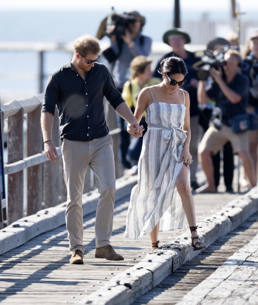 In flachen Sandalen und modernem Jumpsuit stolzierte sie am Strand entlang. Als Meghan über den Bordstein stieg, entblößte sie ihr nacktes Bein. Gar nicht royallike, oder? Doch darauf schien die Herzogin - wie immer - zu pfeifen.