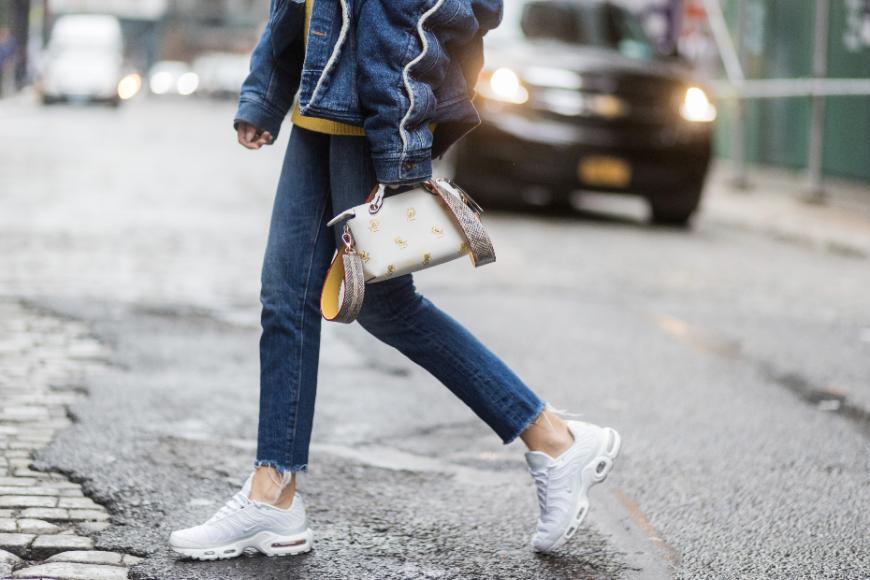 Stylisch und bequem zugleich: Die Trend-Sneaker 2018 in weißer Optik sind ein absolutes Must-have.