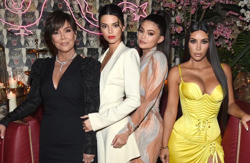 Die Kardashian-Jenner-Familie kennt sich aus im Beauty-Business: Kris Jenner, Kendall Jenner, Kylie und Kim Kardashian posen wie immer perfekt gestylt für die Fotografen. Halbschwester Kim vermarktet ebenfalls ihre eigene Kosmetik.
