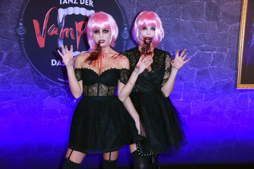 Influencerin Liz Kaeber (l.) ist kaum zu erkennen. Gemeinsam mit ihrer Schwester besucht sie die Musical-Premiere.