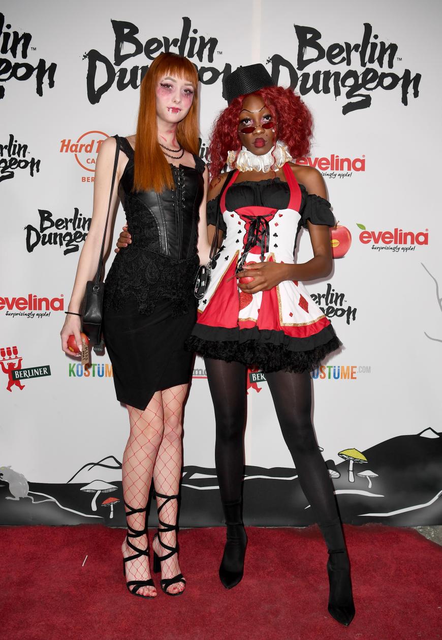 Die GNTM-Girls Sally Haas (l.) und Gewinnerin Toni Loba sind kaum zu erkennen in ihren schaurigen Kostümen.
