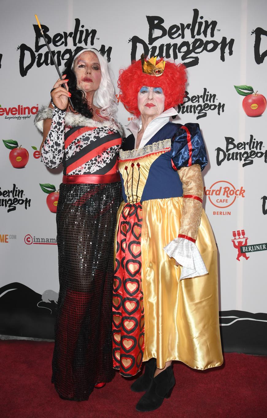 Natascha Ochsenkecht gibt jedes Jahr wieder eine Halloween-Party in Berlin, bei der sie mit ihren Promi-Freunden feiert. Hier ist sie mit ihrer Mutter Bärbel zu sehen.