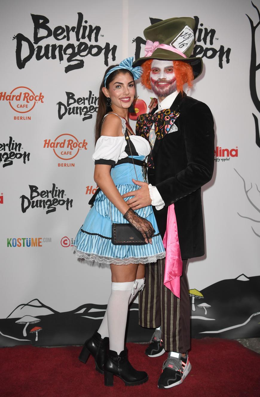Das Kuppelshow-Traumpaar Yeliz Koc und Johannes Haller turtelt auf dem Red Carpet. Die Hannoveranerin überzeugt als Alice im Wunderland und Johannes schlüpft in die Rolle des Hutmachers.